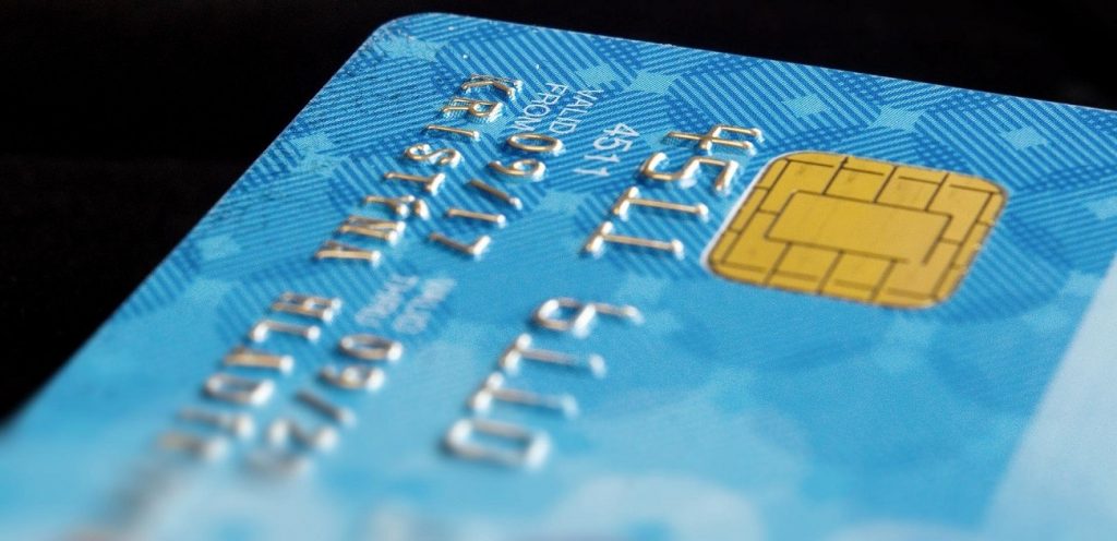 Cartões que dão milhas ou cashback? O que escolher?