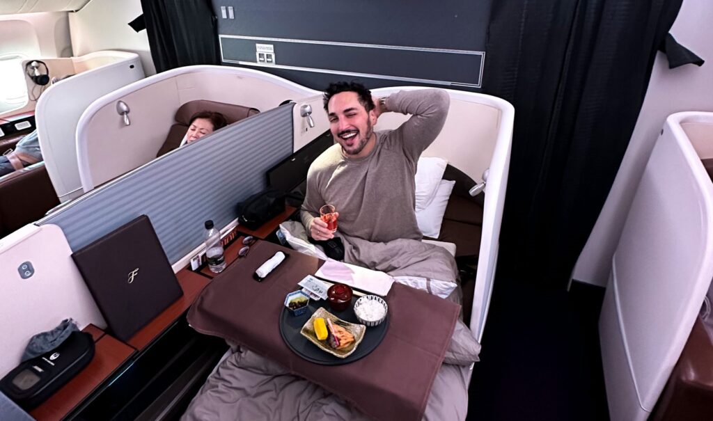 Como é voar na Primeira Classe da Japan Airlines - JAL?