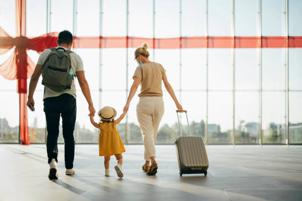 Família viajando com crianças e bebê de colo
